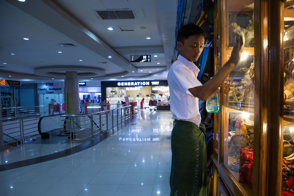 Thủ[-]đô[-]rộng[-]lớn[-]mà[-]vắng[-]bóng[-]cư[-]dân[-]ở[-]Myanmar